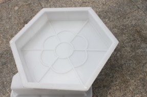 六棱塊護坡塑料模具什么材質(zhì)的好？