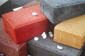 如何澆筑一塊高質(zhì)量的水泥彩磚？